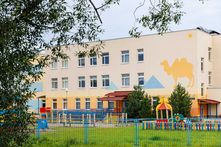 Детский сад с изображением верблюда