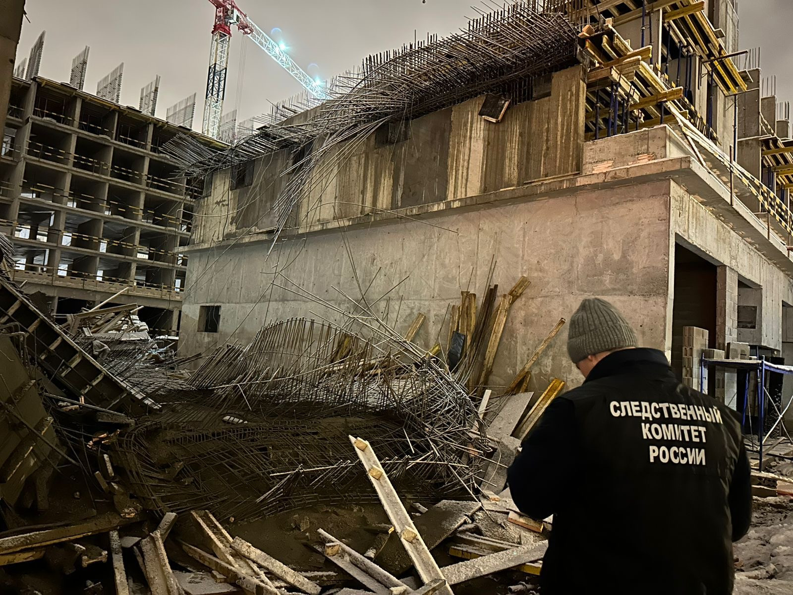 В Петроградском районе произошло обрушение опалубки на стройке дома: пострадали трое рабочих