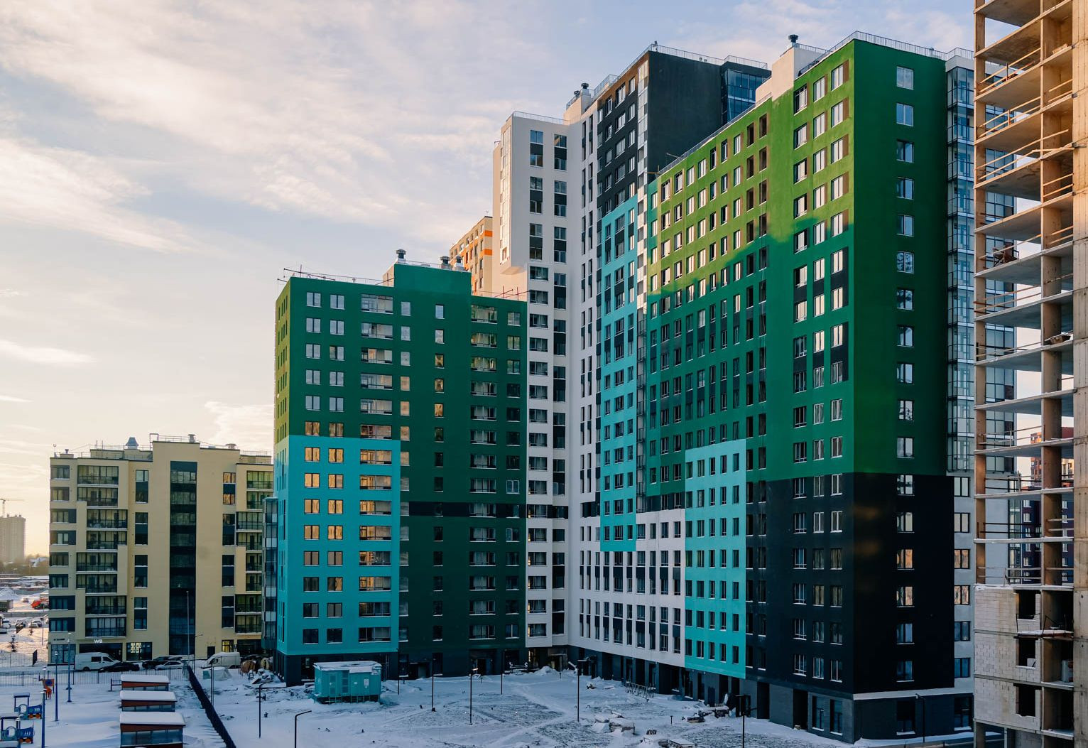 В Новосаратовке достроили первый дом в одном из крупных жилых проектов