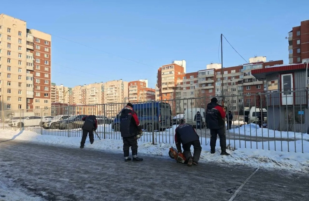 Участок на Богатырском проспекте в Петербурге освобождают от незаконной стоянки