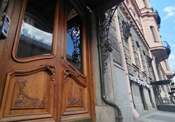 Двери дом Бака Фото: NSP