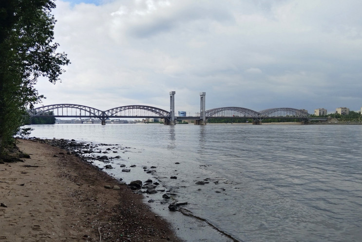 левый берег Невы вид на воду