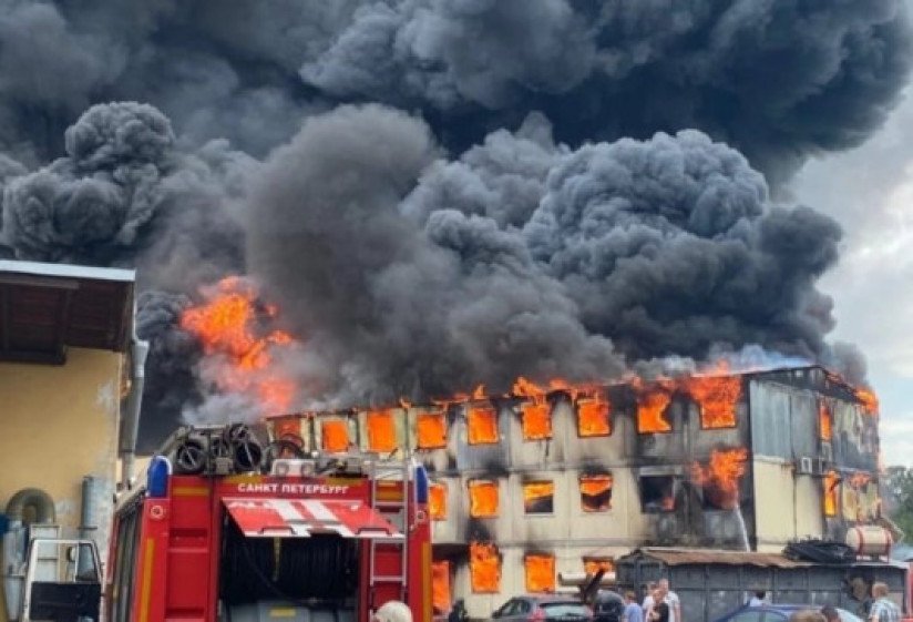 Пожар усачева. Пожар СПБ. Пожар в Питере сейчас. Пожар на заводе. Самый сильный пожар.